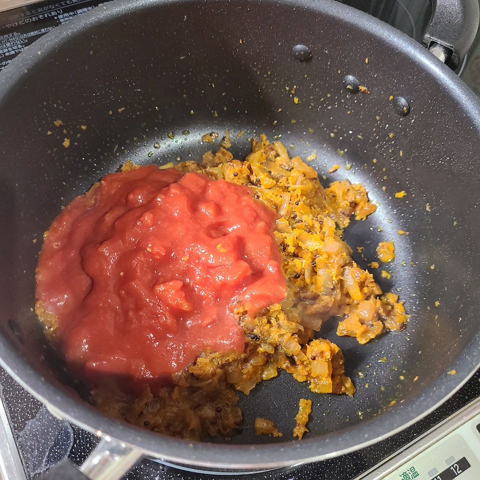 トマト缶を入れる