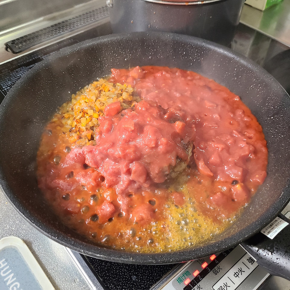 トマト缶を入れる