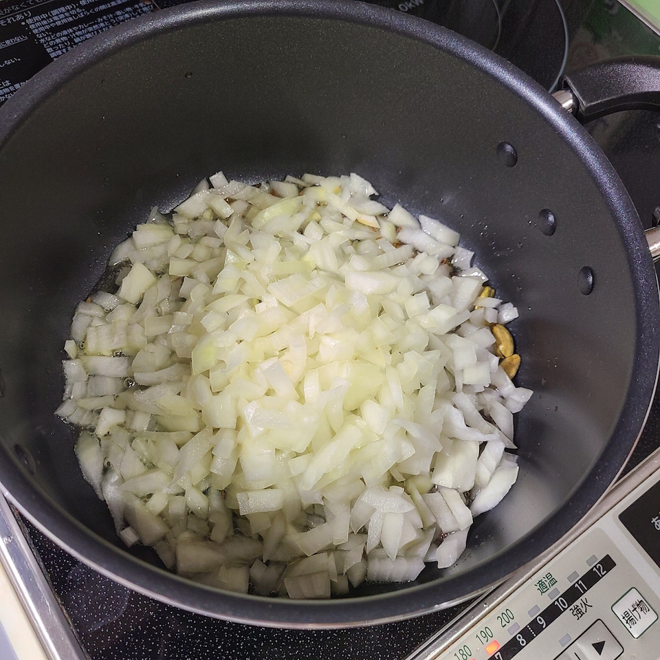 鍋に玉ねぎを入れる