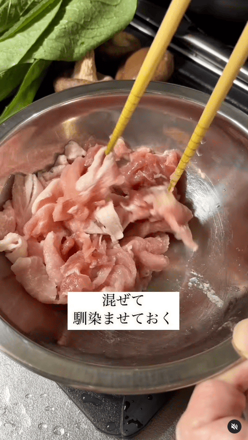 食べや大きさに切った豚こま肉に、料理酒(大さじ1)・ニンニクチューブ(半片分)・塩こしょう(少々)を加え、よく混ぜて馴染ませておく