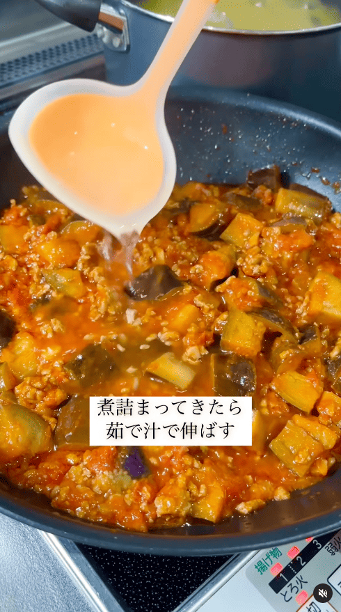少し煮詰まったら、パスタの茹で汁をおたま1杯分ほど入れてソースをのばします