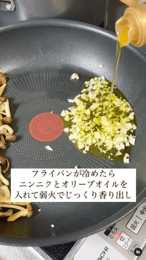 冷めたフライパンにオリーブオイルとスライスしたニンニクを加え、弱火でじっくり香り出し