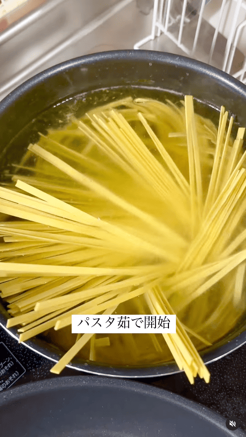 パスタを茹で始める