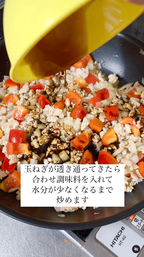 玉ねぎが透き通ってきたら、合わせ調味料を入れて炒め、水分を飛ばす