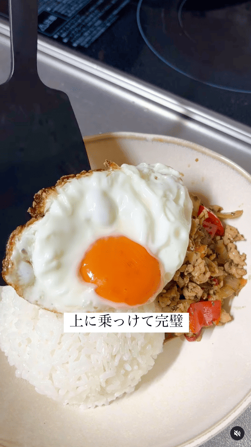 目玉焼きをトッピングすれば完成