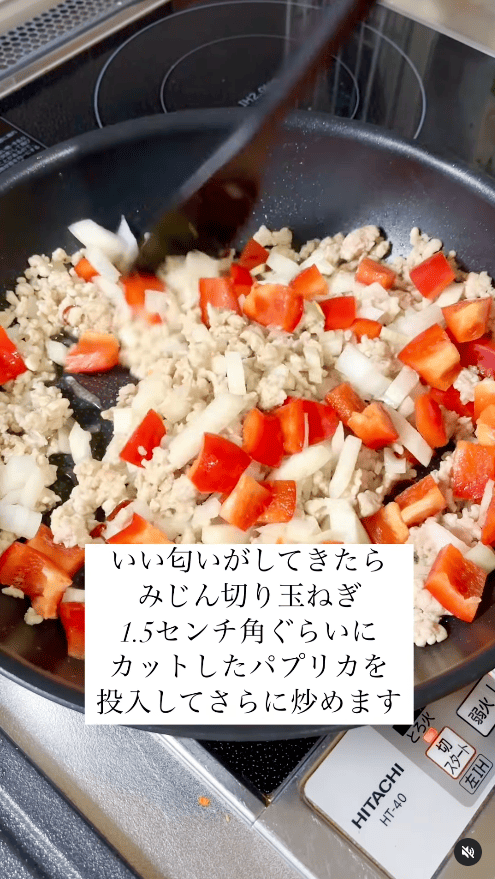 みじん切りにした玉ねぎと、1.5cm角に切ったパプリカを入れてさらに炒める
