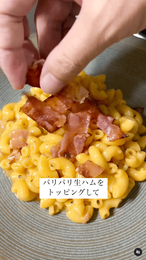 トッピング用のカリカリ生ハムを散らす