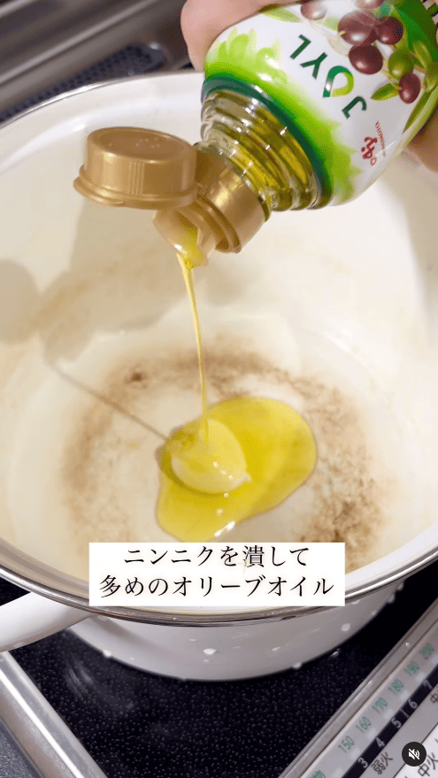 ニンニクを潰し、オリーブオイルと一緒に鍋で香りを出す