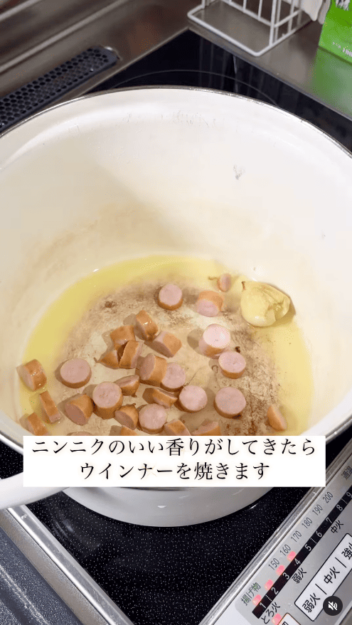 ウインナーを加えて軽く焼き、香ばしさをプラス