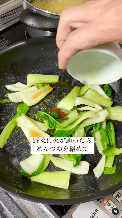 野菜に火が通ったら、めんつゆ(大さじ1)を絡める