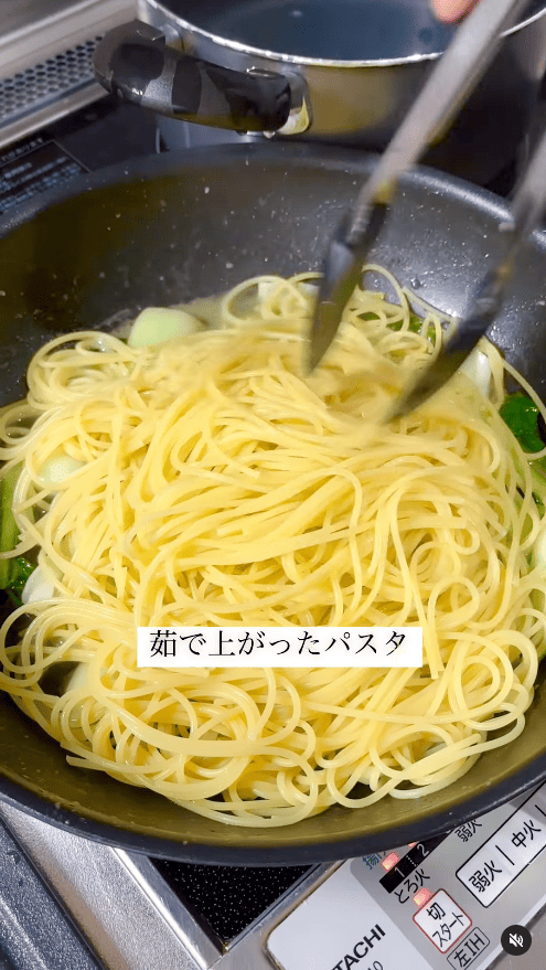 茹で上がったパスタをフライパンへ投入