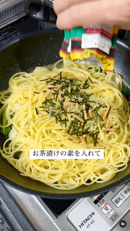 お茶漬けの素を全体にふりかけ、手早く混ぜる