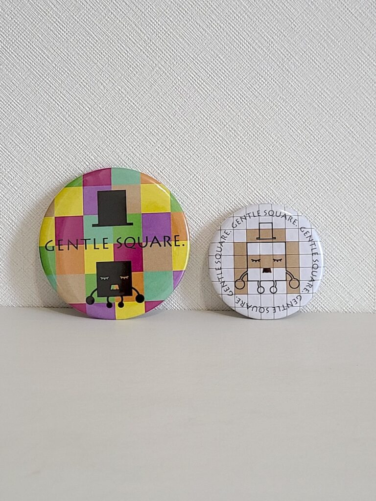 四角紳士缶バッチ