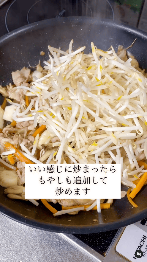もやしを入れてさらに炒める