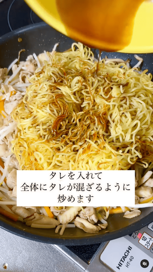 混ぜておいたタレを加え、全体に味がなじむよう炒める