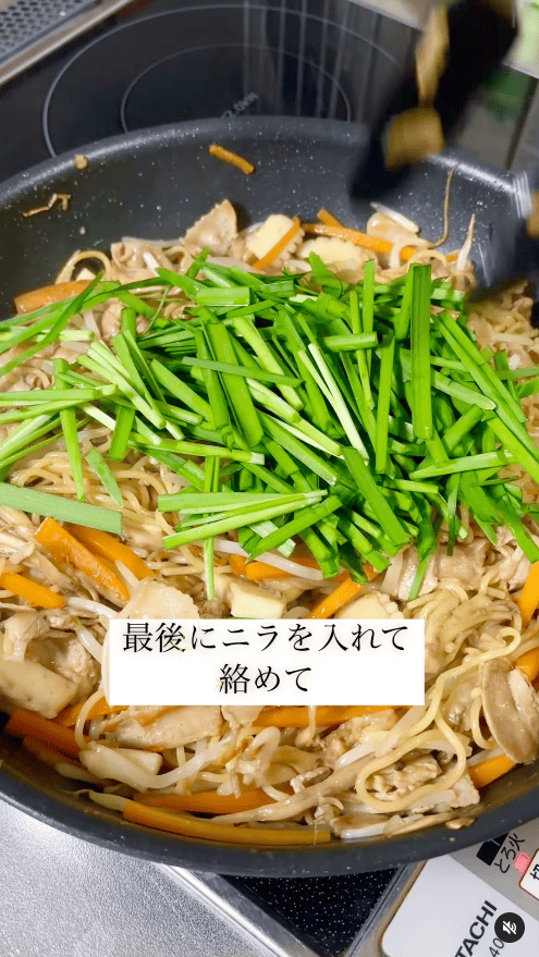 最後にニラを加え、さっと炒める