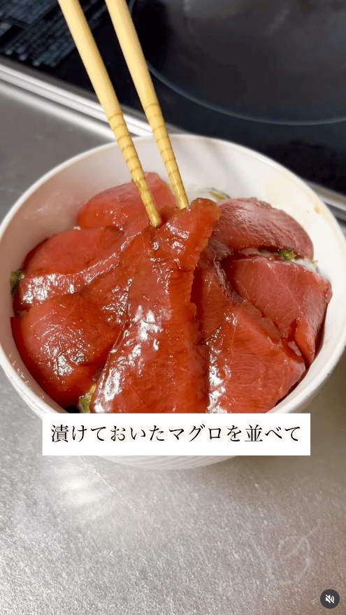 醤油に漬けておいたマグロを並べる