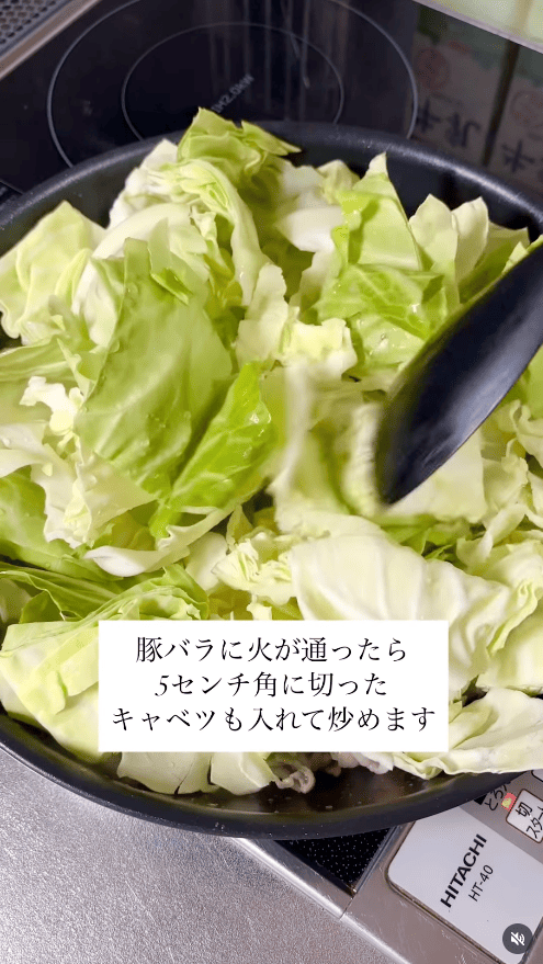 豚バラに火が通ったら、5cm角にカットしたキャベツを加えて炒める