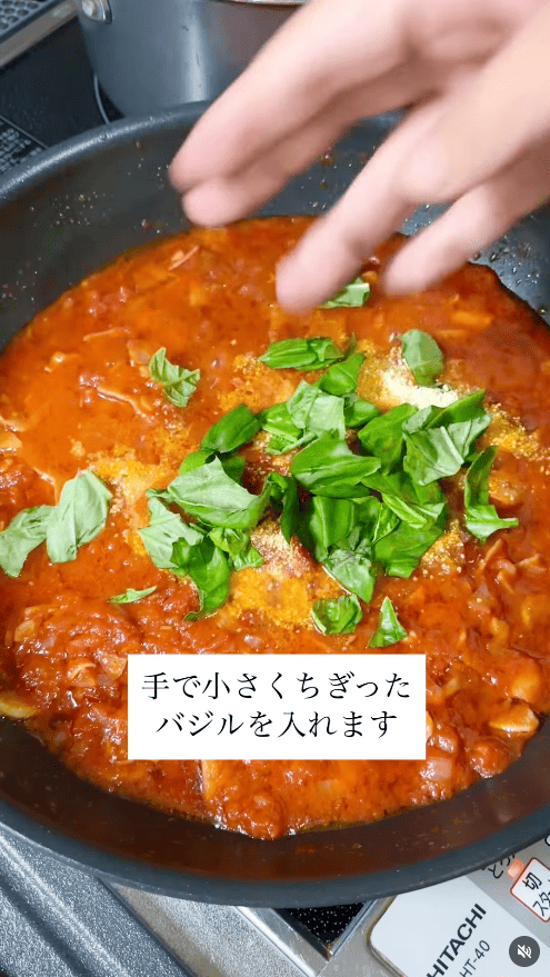 ちぎったバジルも入れる
