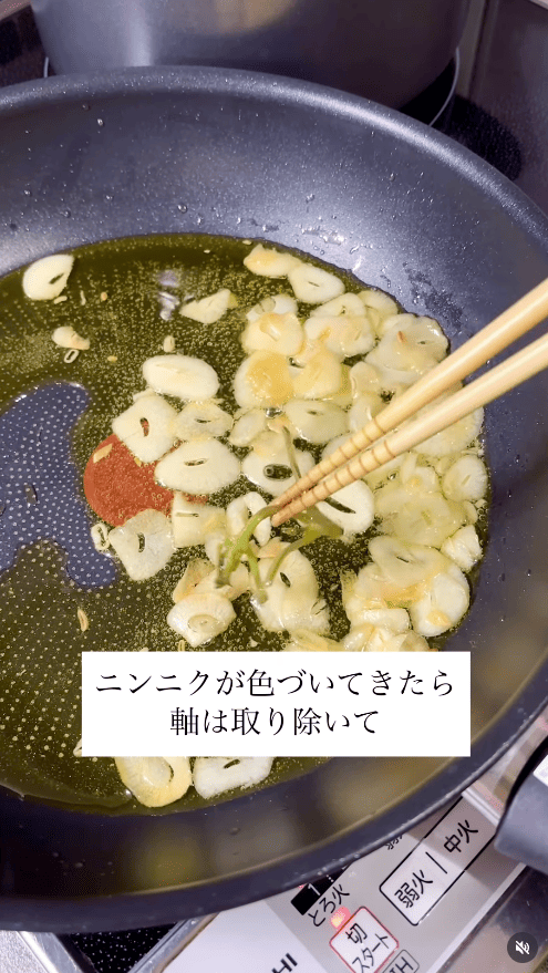 ニンニクが色付いてきたら、軸を取り除く