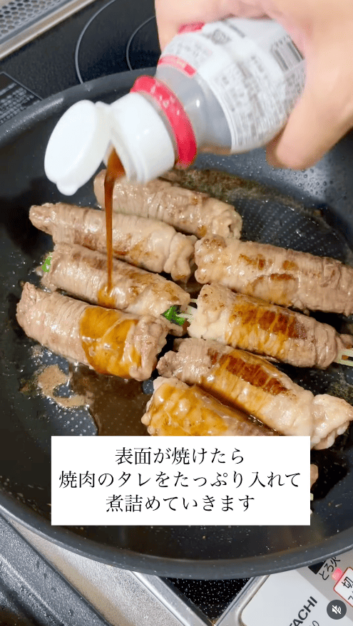 表面にしっかり焼き色がついたら、焼肉のタレを入れて煮詰める