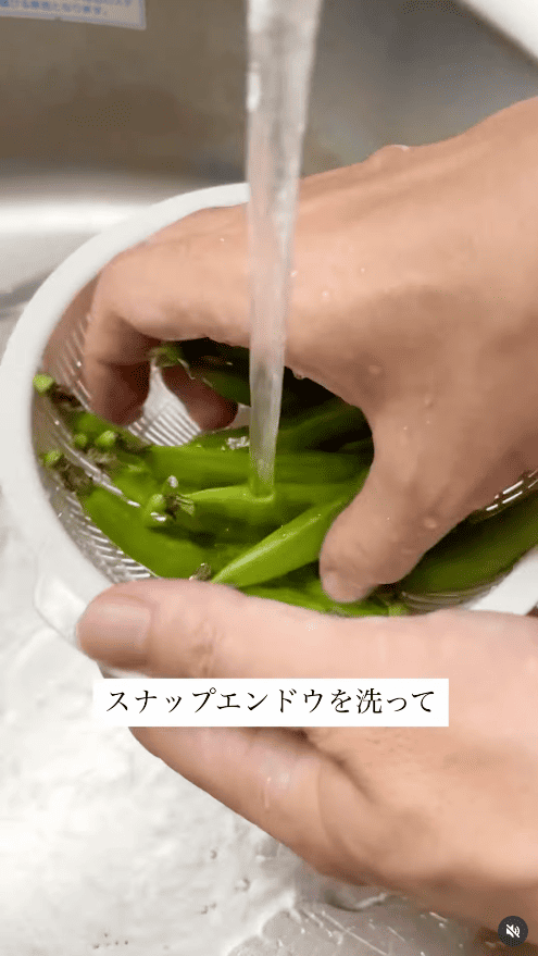 スナップエンドウを洗う