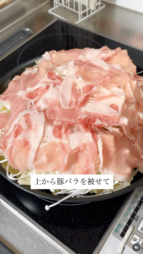 豚バラを広げながら上にかぶせる
