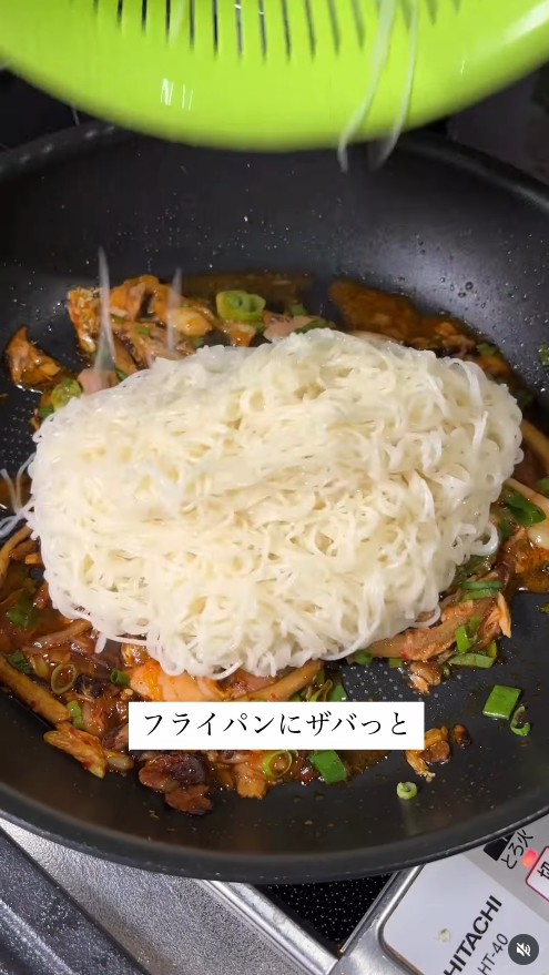 水を切ったそうめんをフライパンに加える
