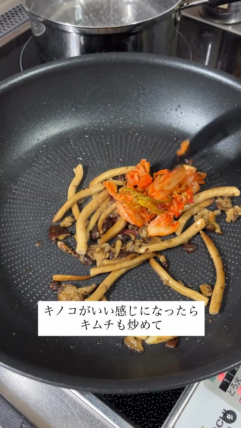 焼き色がついたらキムチを加え、香ばしくなるまで一緒に炒める