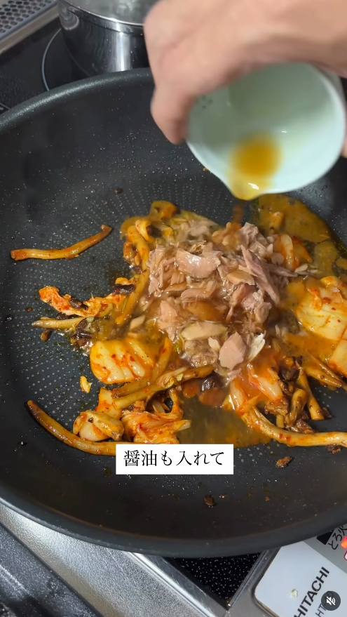 醤油を回しかけて全体を混ぜる