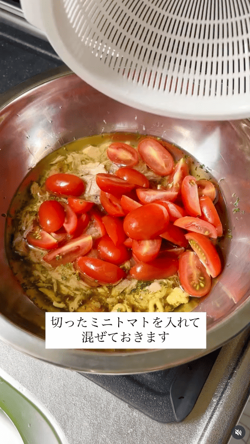 半分にカットしたミニトマトを入れる