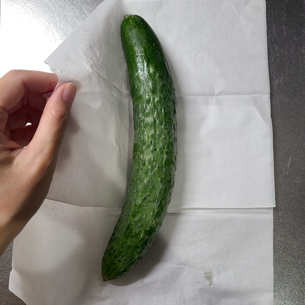 四葉キュウリをキッチンペーパーで包む