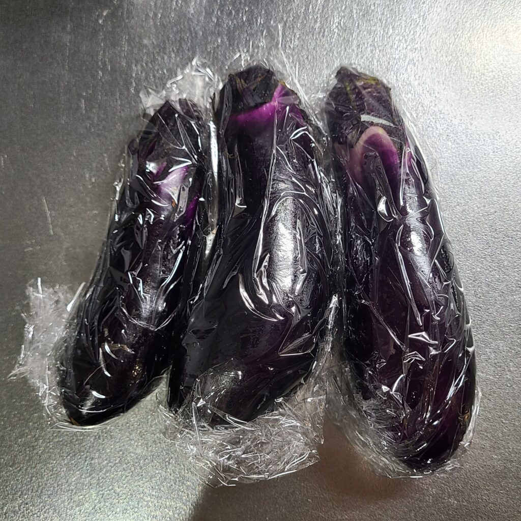 ナスをラップで包む
