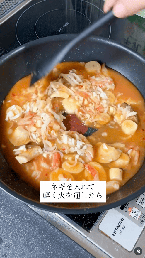 ネギを加えて軽く火を通す