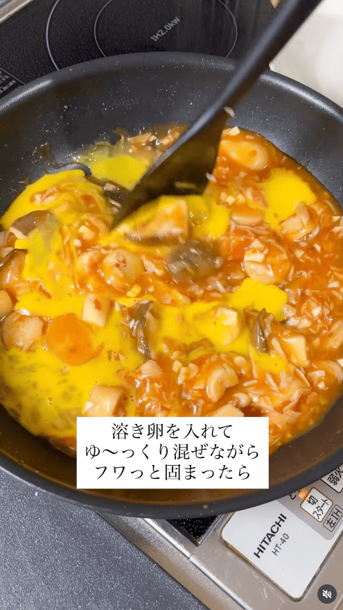 最後に溶き卵を加え、ゆっくり混ぜながらふわっと火を通す