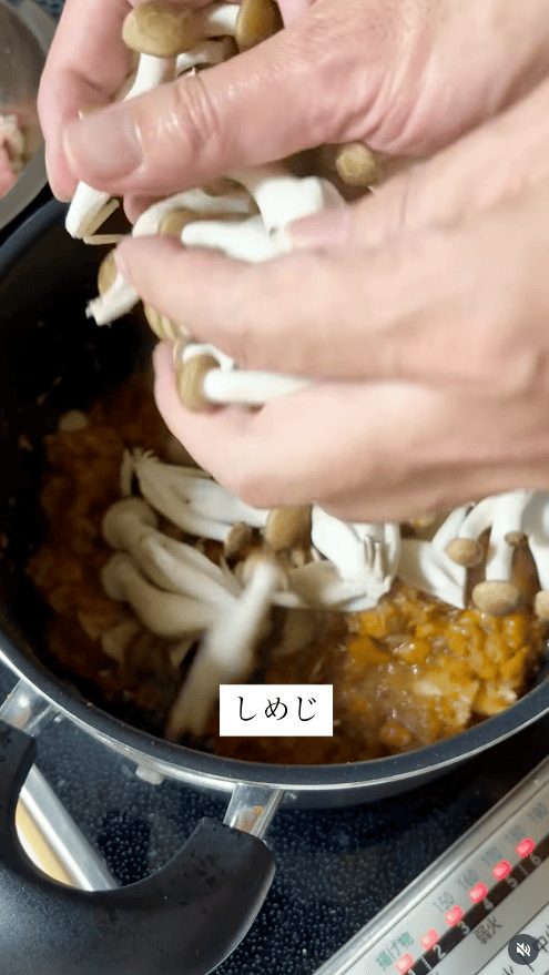 しめじを加え、しんなりするまで炒める