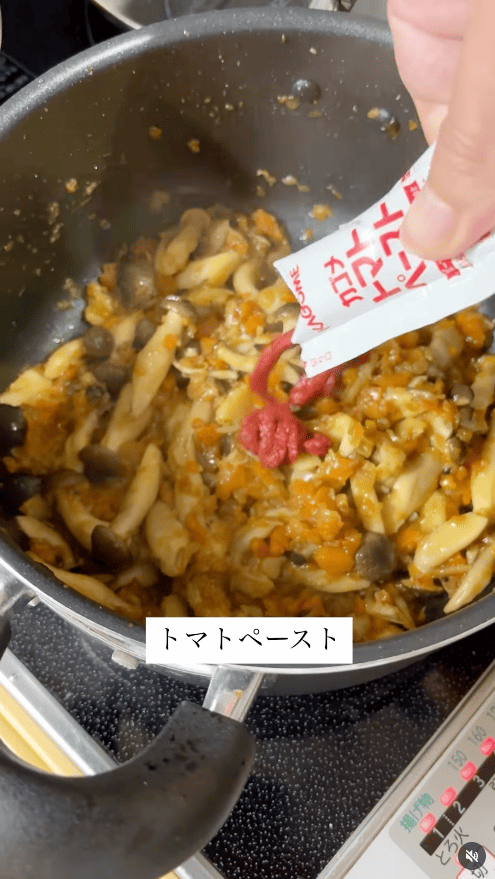 トマトペーストを加えて馴染ませる