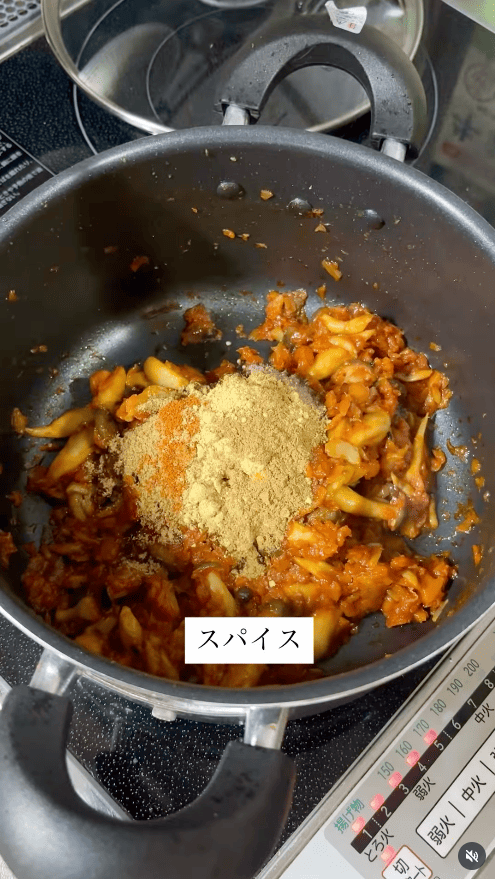 スパイスを加えて混ぜ合わせる