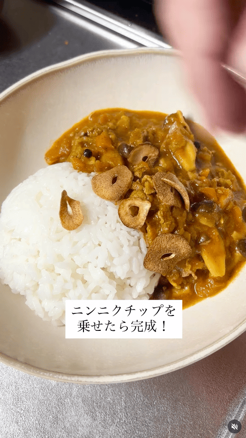 上からニンニクチップをトッピングしたら完成