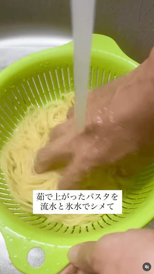茹で上がったパスタは流水で冷ます