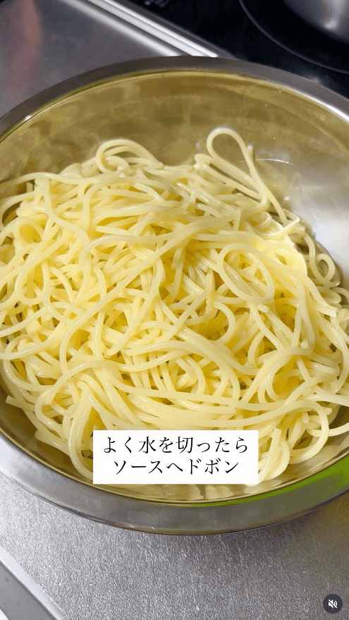 パスタをソースに加える