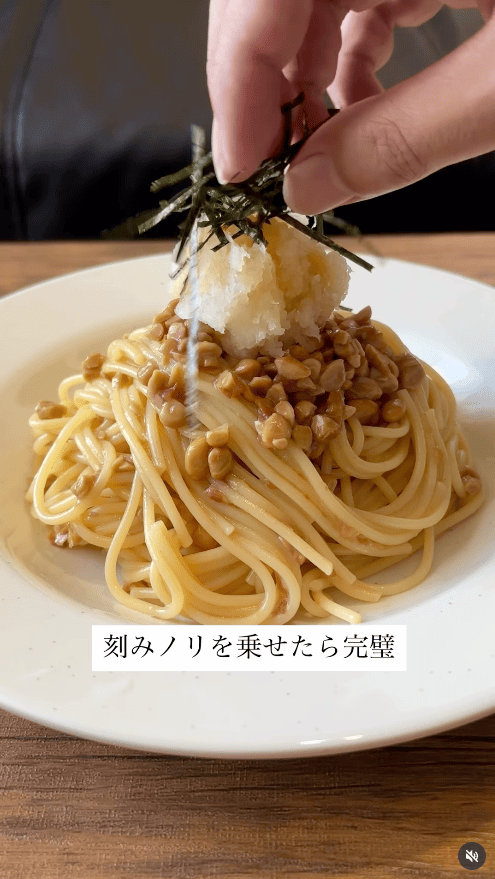 刻み海苔を乗せる