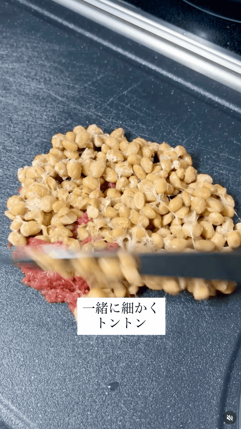 梅と一緒に包丁で細かく刻む