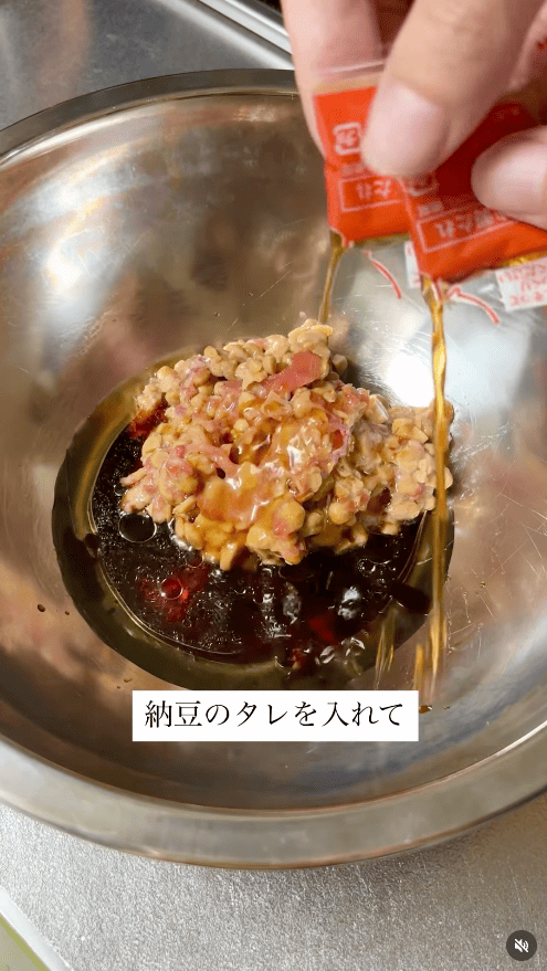 納豆のタレを入れる