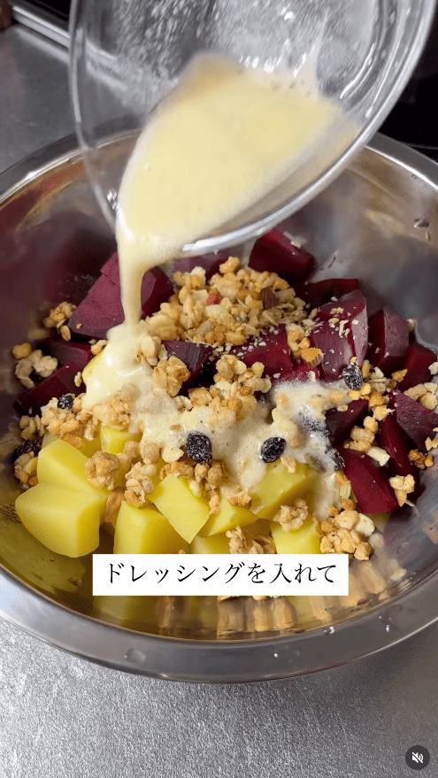 ドレッシングを入れる