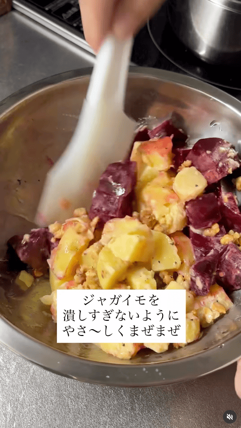 じゃがいもを潰しすぎないように、優しく混ぜる