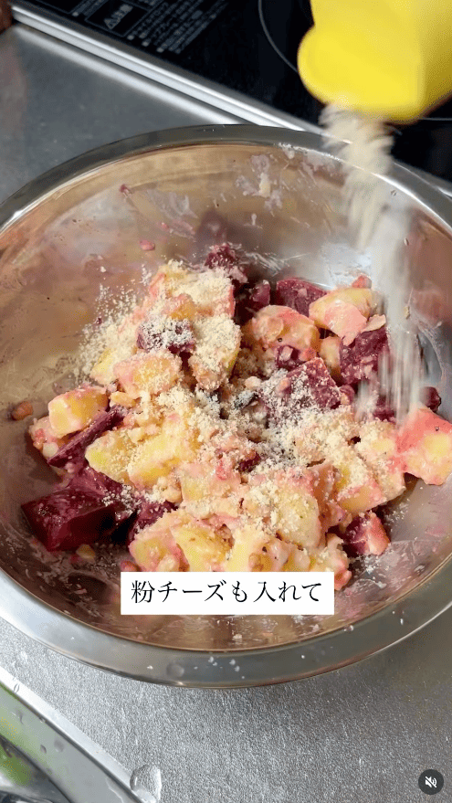 最後に粉チーズを加える