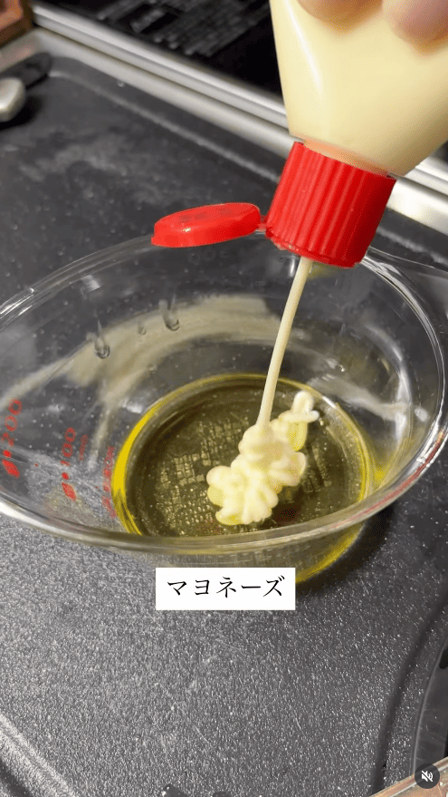 マヨネーズを入れる