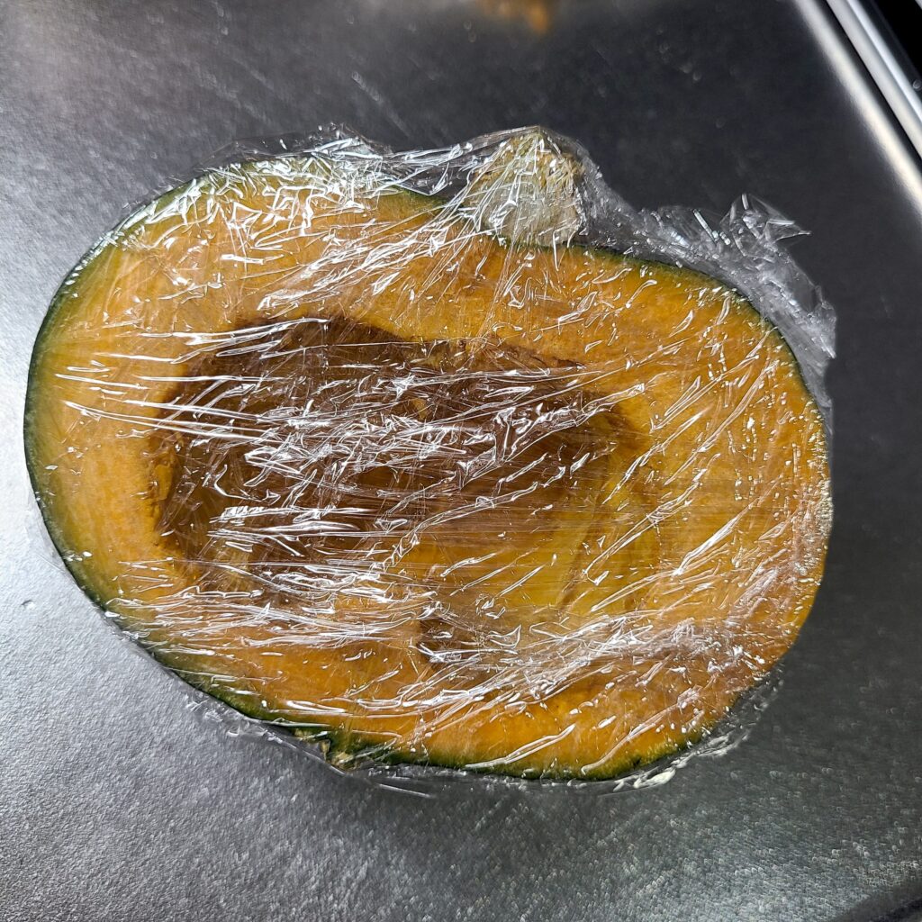 種・わたを取り除いたかぼちゃをラップで包む