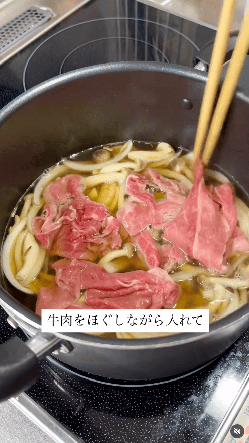 牛肉をほぐしながら鍋に加える